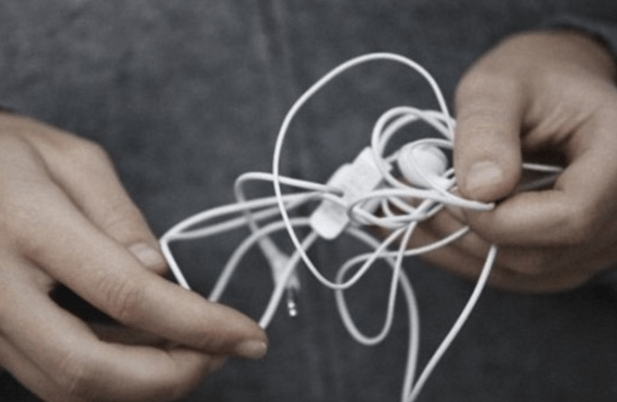 もうイライラからさよなら イヤホンのコードが絡まない巻き方４選 100テク